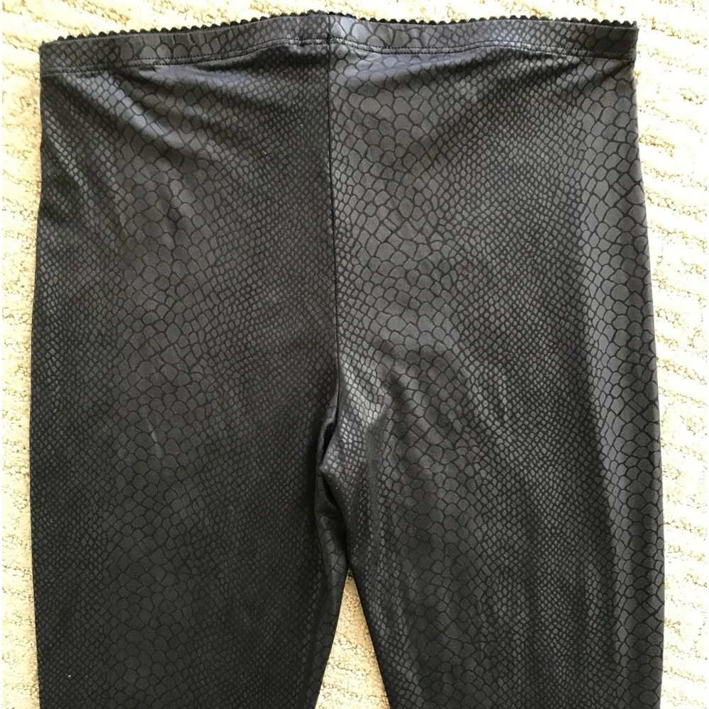 HUE Snakeskin Embossed LEGGINGS Small